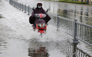 江苏今晚至明天全省阵雨频繁，淮南地区雨势强劲有中到大雨