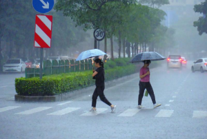 福建广东大暴雨仍旧在线致灾风险高，多海域发布大雾黄色预警